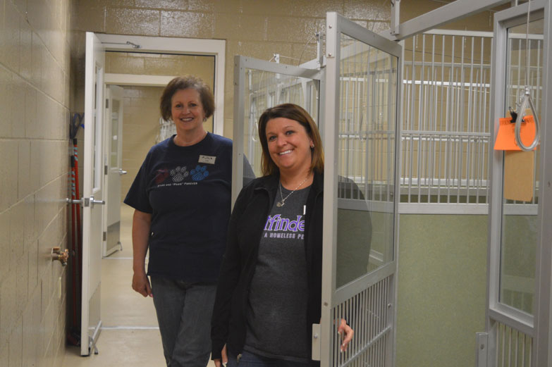 Adopción de mascotas evento vacía refugio de animales - Escanaba Prensa Diaria 1 Haley Gustafson | Daily Press Vicki LeGault, in background, an adoption specialist at the Delta Animal Shelter, and Tonya Gartland, special events coordinator at the shelter, pose by empty dog kennels at the Delta Animal Shelter in Escanaba Tuesday. The kennels were emptied after the Empty the Shelters event held Saturday, where the BISSELL Pet Foundation sponsored all adoption fees for that day.
