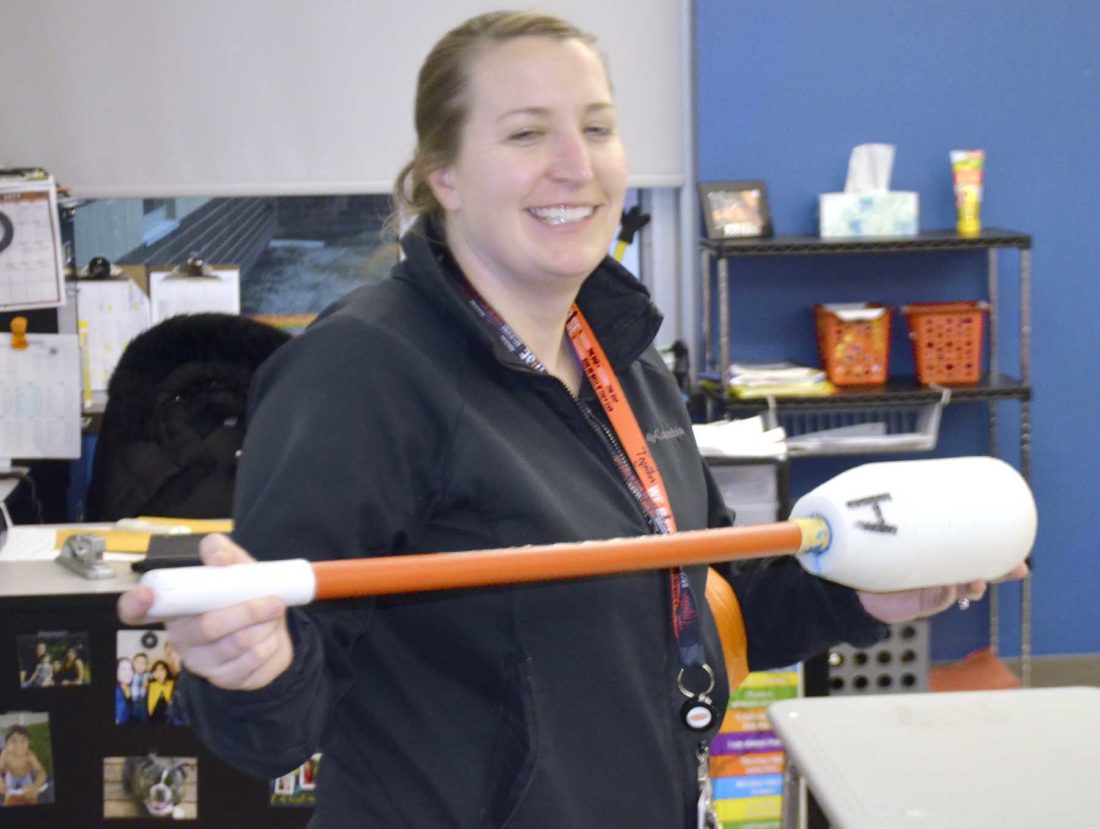 Formas de participar - Fort Dodge Mensajero 2 -Messenger photo by Chad Thompson Trish Taylor, a counselor at the Fort Dodge Middle School, shows students a stick used in the game of Quidditch Tuesday afternoon. One student thought it looked more like a giant Q-Tip. The game, inspired by Harry Potter, is one of many new clubs at the school.