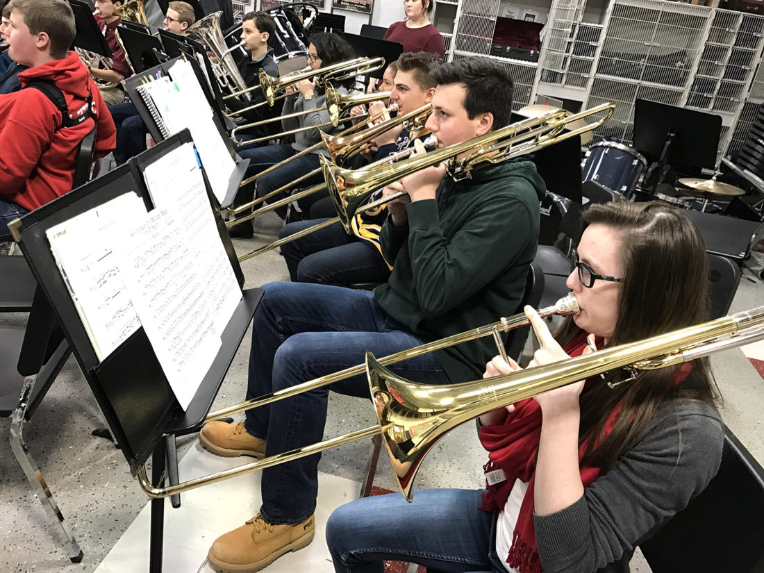 Jamestown Alta Escuela De Música Trae Beneficios Para Los Estudiantes - Jamestown Post Diario 2 Concert Band trombone players, Mackenzie Abbey, Ben Russo, Christian Dolce, Christina McMillan and Sarah Pillittieri warm-up during a recent rehearsal.