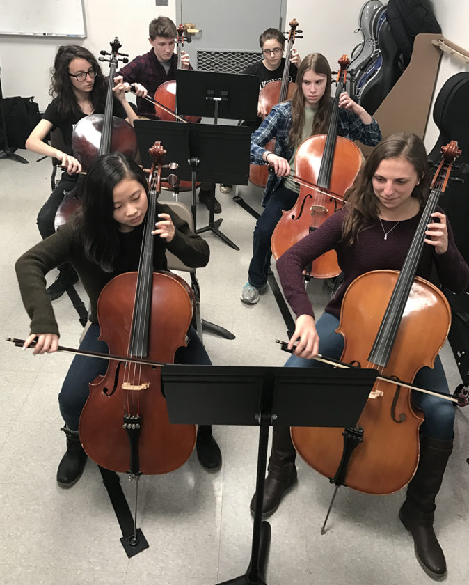 Jamestown Alta Escuela De Música Trae Beneficios Para Los Estudiantes - Jamestown Post Diario 3 Jamestown High School cellists, Mei Maxwell, Kailey Marra, Kameron Rhoades, Jena Luce, Hannah Hornyak and Amelia Dolce during a recent rehearsal.